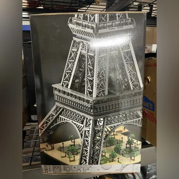 Eiffel Tower building block model: UNOPENED - Picture 2 of 4